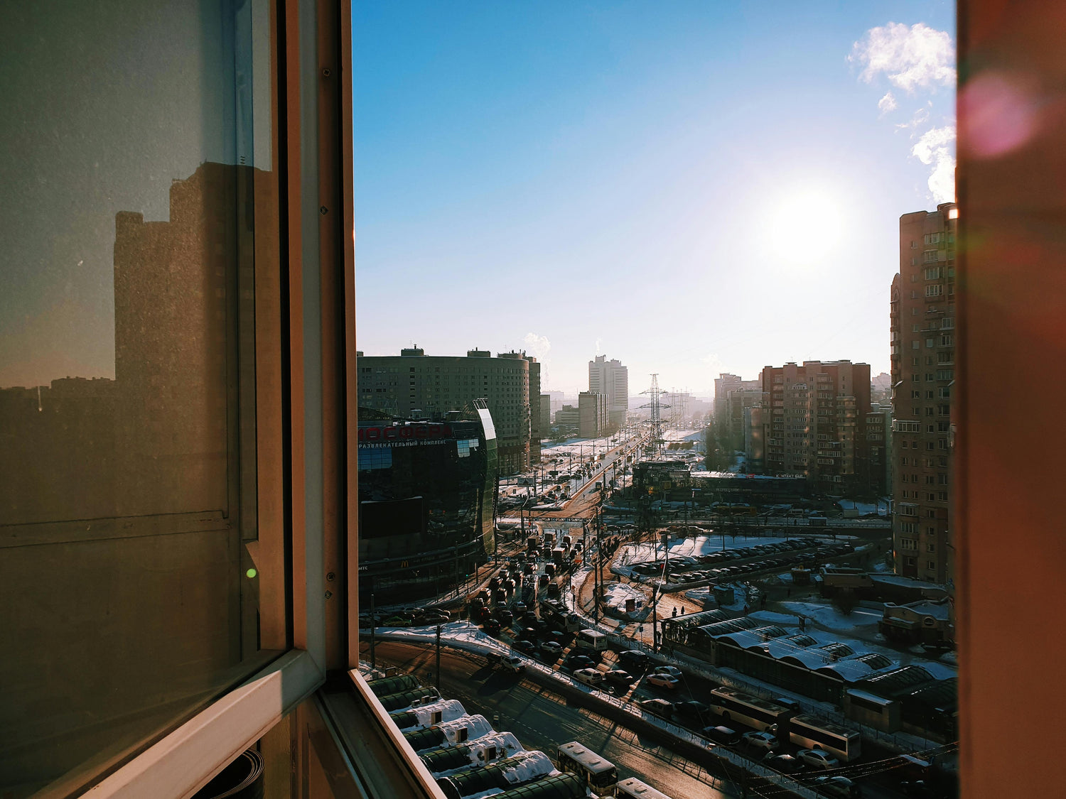 Czym umyć okna - zdjęcie szyby mytego okna i nieestetyczne smugi