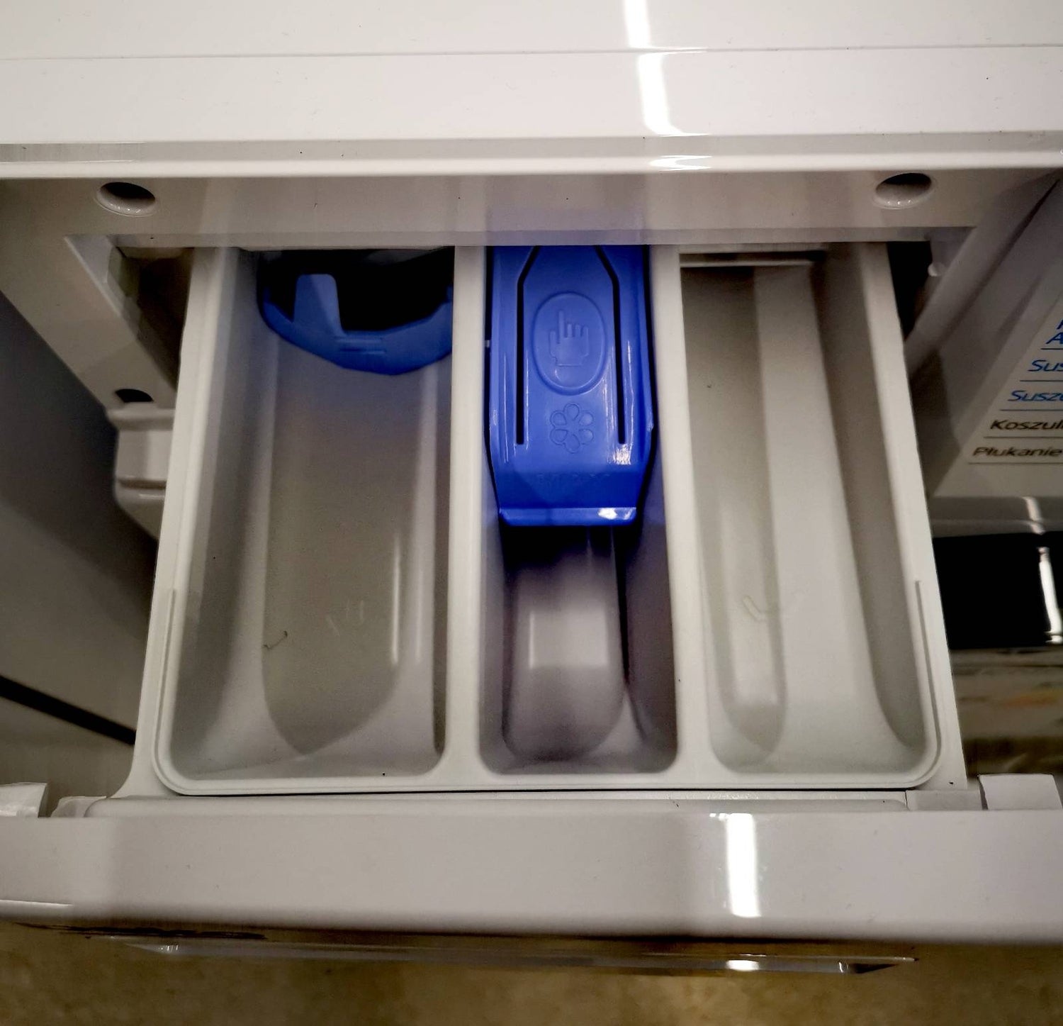 Gdzie wlać płyn do prania, a gdzie wsypać proszek - oznaczenia szuflady pralki