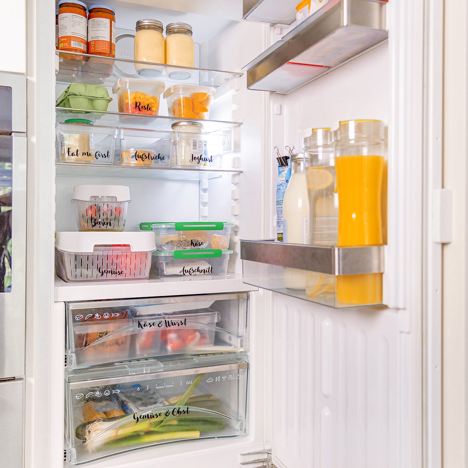 Plastikowe pudełka i organizery do lodówki